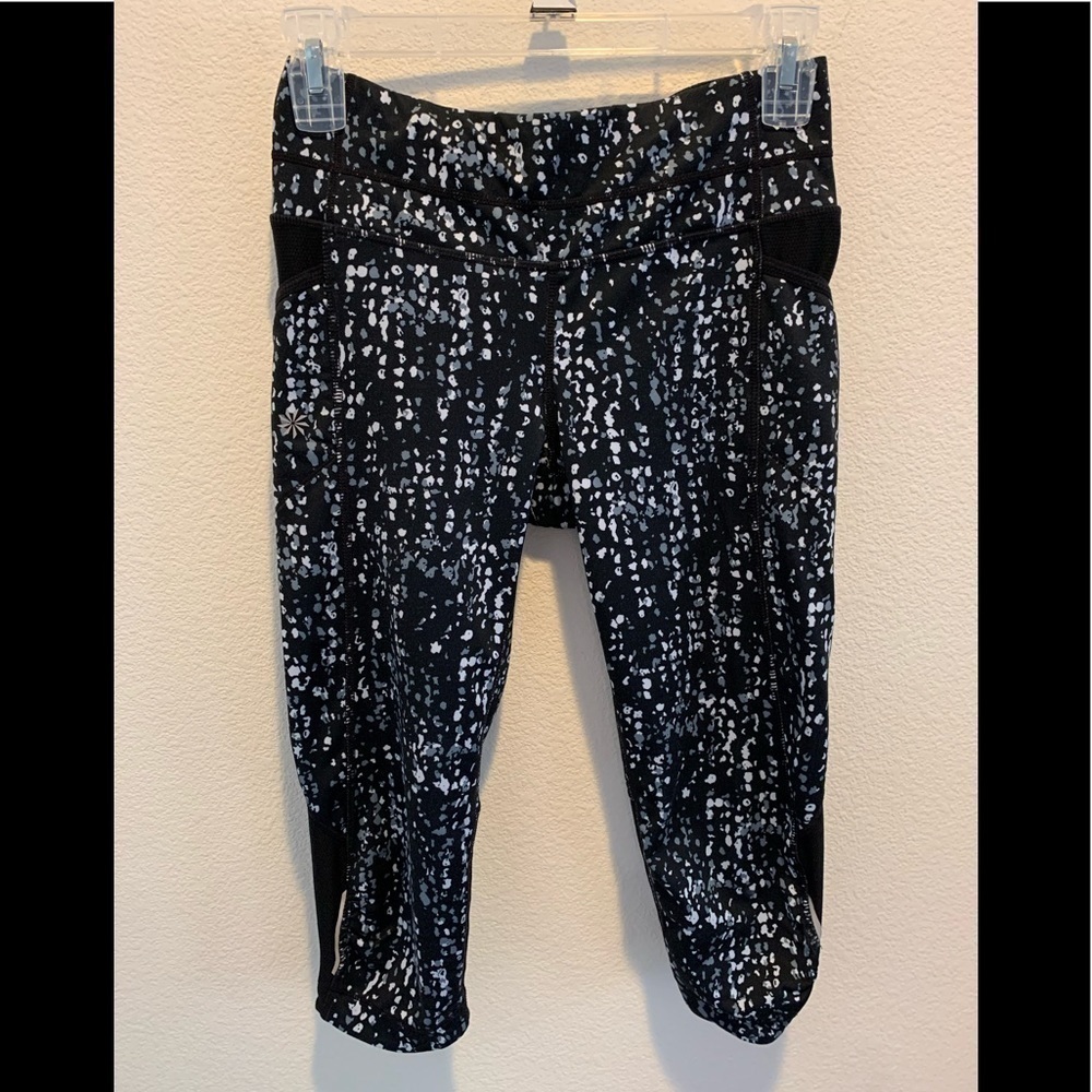 Athleta Capri Leggings. XS. Black, White&Gray.​​​​​​​​​​​​​​​​​​​​​